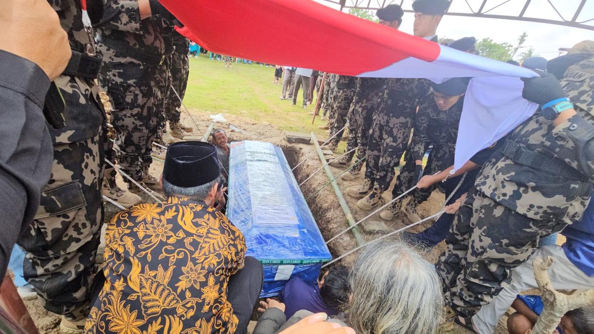 Pilot ATR 42 Dimakamkan, Suasana Haru Penuh Penghormatan