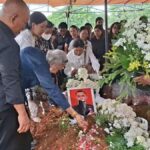 Suasana Haru Pemakaman Kopilot Baskoro di TPU Pondok Kelapa