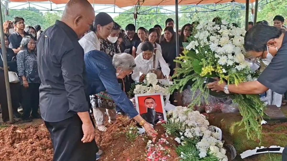 Suasana Haru Pemakaman Kopilot Baskoro di TPU Pondok Kelapa